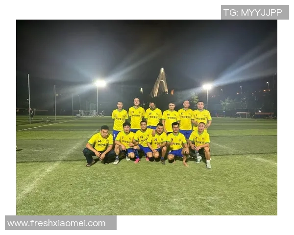 足球明星与球迷亲密互动分享快乐时刻展现温暖人心的一面 足球明星与球迷亲密互动分享快乐时刻展现温暖人心的一面